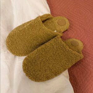NWOT Anthropology Cozy Fuzzy Slippers